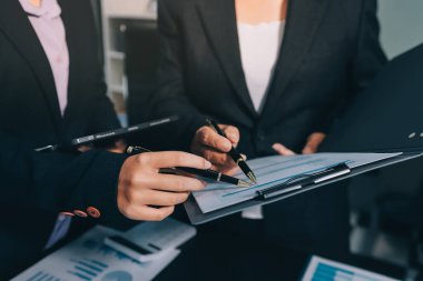 İş adamlarıyla takım çalışması toplantı odasındaki masabaşı analizi grafiğine mal oldu. Çift pozlama başarılı takım çalışması, iş planlama kavramı.