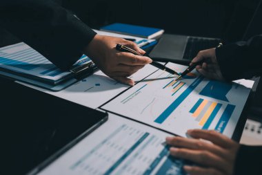 İş adamlarıyla takım çalışması toplantı odasındaki masabaşı analizi grafiğine mal oldu. Çift pozlama başarılı takım çalışması, iş planlama kavramı.