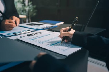 İş adamlarıyla takım çalışması toplantı odasındaki masabaşı analizi grafiğine mal oldu. Çift pozlama başarılı takım çalışması, iş planlama kavramı.