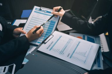 İş adamlarıyla takım çalışması toplantı odasındaki masabaşı analizi grafiğine mal oldu. Çift pozlama başarılı takım çalışması, iş planlama kavramı.