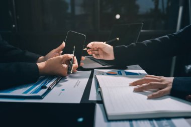 İş adamlarıyla takım çalışması toplantı odasındaki masabaşı analizi grafiğine mal oldu. Çift pozlama başarılı takım çalışması, iş planlama kavramı.