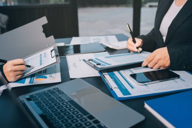 İş adamlarıyla takım çalışması toplantı odasındaki masabaşı analizi grafiğine mal oldu. Çift pozlama başarılı takım çalışması, iş planlama kavramı.