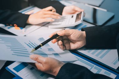 İş adamlarıyla takım çalışması toplantı odasındaki masabaşı analizi grafiğine mal oldu. Çift pozlama başarılı takım çalışması, iş planlama kavramı.