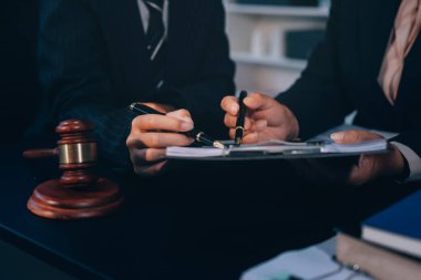 Adalet avukatları, takım elbiseli iş kadını ya da belge üzerinde çalışan bir avukat. Hukuk hukuku, tavsiye ve adalet kavramı.