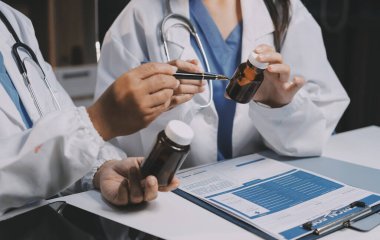 Doktorlar ve hemşire hastane kantininde gayri resmi toplantı yapıyorlar.