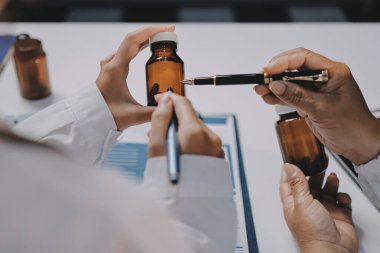 Doktorlar ve hemşire hastane kantininde gayri resmi toplantı yapıyorlar.