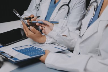 Doktorlar ve hemşire hastane kantininde gayri resmi toplantı yapıyorlar.