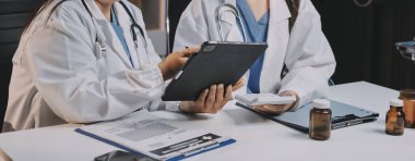 Doktorlar ve hemşire hastane kantininde gayri resmi toplantı yapıyorlar.