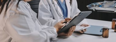 Doktorlar ve hemşire hastane kantininde gayri resmi toplantı yapıyorlar.