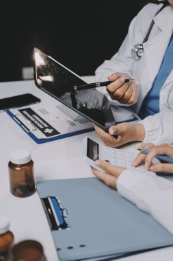 Doktorlar ve hemşire hastane kantininde gayri resmi toplantı yapıyorlar.