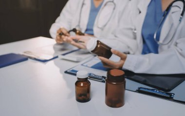 Doktorlar ve hemşire hastane kantininde gayri resmi toplantı yapıyorlar.