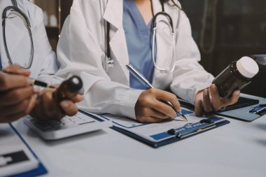 Doktorlar ve hemşire hastane kantininde gayri resmi toplantı yapıyorlar.