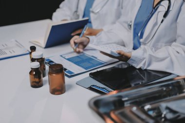 Doktorlar ve hemşire hastane kantininde gayri resmi toplantı yapıyorlar.