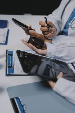 Doktorlar ve hemşire hastane kantininde gayri resmi toplantı yapıyorlar.