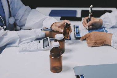 Doktorlar ve hemşire hastane kantininde gayri resmi toplantı yapıyorlar.