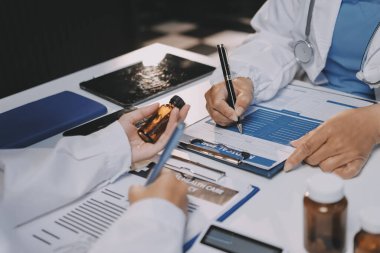 Doktorlar ve hemşire hastane kantininde gayri resmi toplantı yapıyorlar.