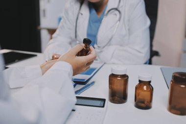 Doktorlar ve hemşire hastane kantininde gayri resmi toplantı yapıyorlar.