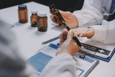 Doktorlar ve hemşire hastane kantininde gayri resmi toplantı yapıyorlar.