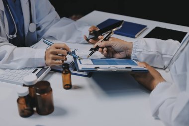 Doktorlar ve hemşire hastane kantininde gayri resmi toplantı yapıyorlar.