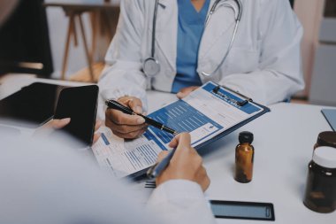 Doktorlar ve hemşire hastane kantininde gayri resmi toplantı yapıyorlar.