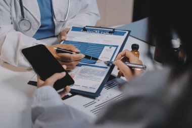 Doktorlar ve hemşire hastane kantininde gayri resmi toplantı yapıyorlar.