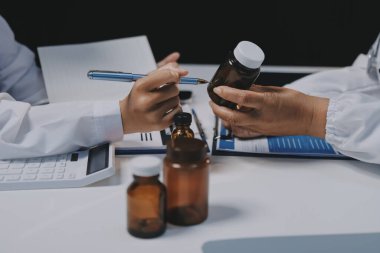 Doktorlar ve hemşire hastane kantininde gayri resmi toplantı yapıyorlar.