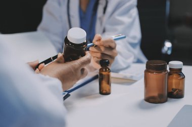 Doktorlar ve hemşire hastane kantininde gayri resmi toplantı yapıyorlar.