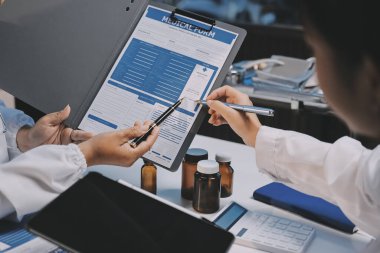 Doktorlar ve hemşire hastane kantininde gayri resmi toplantı yapıyorlar.