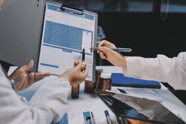 Doktorlar ve hemşire hastane kantininde gayri resmi toplantı yapıyorlar.