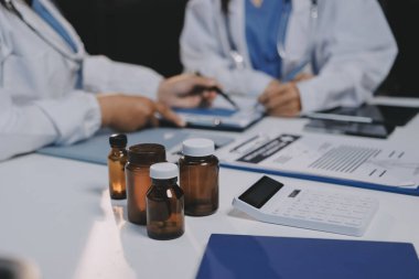 Doktorlar ve hemşire hastane kantininde gayri resmi toplantı yapıyorlar.