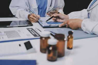 Doktorlar ve hemşire hastane kantininde gayri resmi toplantı yapıyorlar.