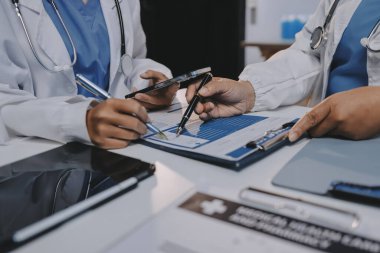 Doktorlar ve hemşire hastane kantininde gayri resmi toplantı yapıyorlar.