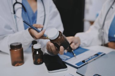 Doktorlar ve hemşire hastane kantininde gayri resmi toplantı yapıyorlar.