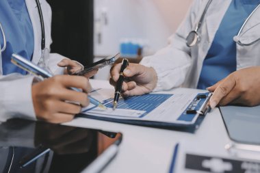 Doktorlar ve hemşire hastane kantininde gayri resmi toplantı yapıyorlar.