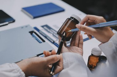Doktorlar ve hemşire hastane kantininde gayri resmi toplantı yapıyorlar.