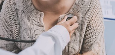 Doktor, yaşlı hastalar için solunum sistemini ve konsültasyonları inceleyen steteskop kullanın, sağlık kontrolünden bahsedin veya test sonuçlarını paylaşın, rahatlatın ve teşvik edin. Tıbbi tedavi ve uzmanlık kavramları, sağlık sigortası, emeklilik.