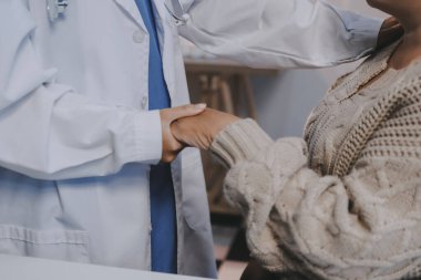 Doktor eli, kadın hastasına güven veriyor.