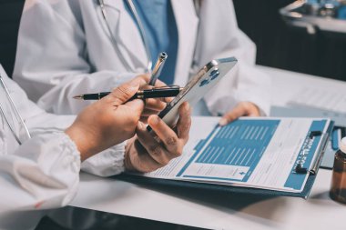 Doktorlar ve hemşire hastane kantininde gayri resmi toplantı yapıyorlar.