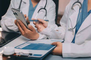 Doktorlar ve hemşire hastane kantininde gayri resmi toplantı yapıyorlar.