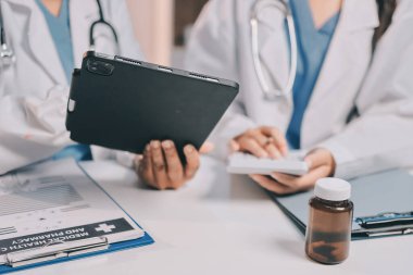 Doktorlar ve hemşire hastane kantininde gayri resmi toplantı yapıyorlar.