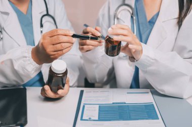 Doktorlar ve hemşire hastane kantininde gayri resmi toplantı yapıyorlar.