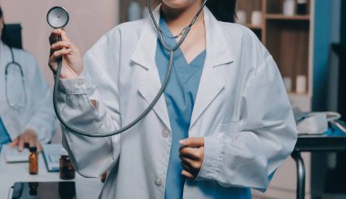 Doktorlar ve hemşire hastane kantininde gayri resmi toplantı yapıyorlar.