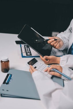 Doktorlar ve hemşire hastane kantininde gayri resmi toplantı yapıyorlar.