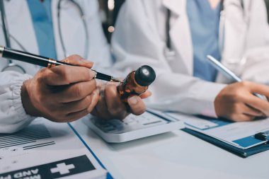 Doktorlar ve hemşire hastane kantininde gayri resmi toplantı yapıyorlar.