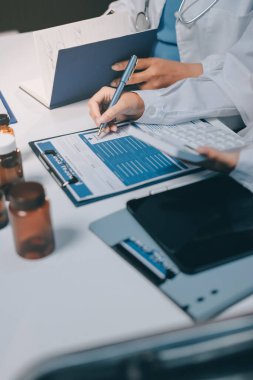 Doktorlar ve hemşire hastane kantininde gayri resmi toplantı yapıyorlar.