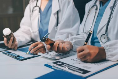 Doktorlar ve hemşire hastane kantininde gayri resmi toplantı yapıyorlar.