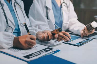 Doktorlar ve hemşire hastane kantininde gayri resmi toplantı yapıyorlar.