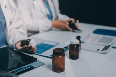 Doktorlar ve hemşire hastane kantininde gayri resmi toplantı yapıyorlar.