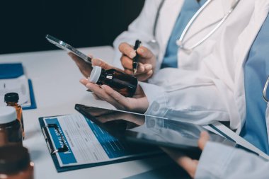 Doktorlar ve hemşire hastane kantininde gayri resmi toplantı yapıyorlar.