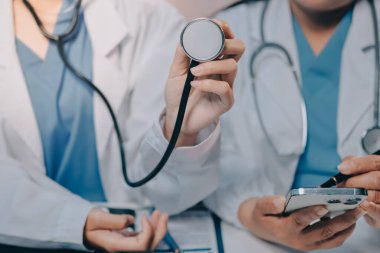 Doktorlar ve hemşire hastane kantininde gayri resmi toplantı yapıyorlar.